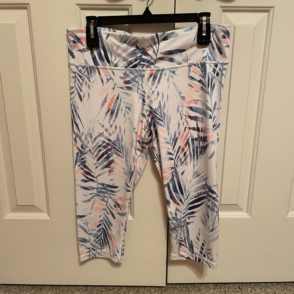 GapFit Eclipse Print Capri Leggings